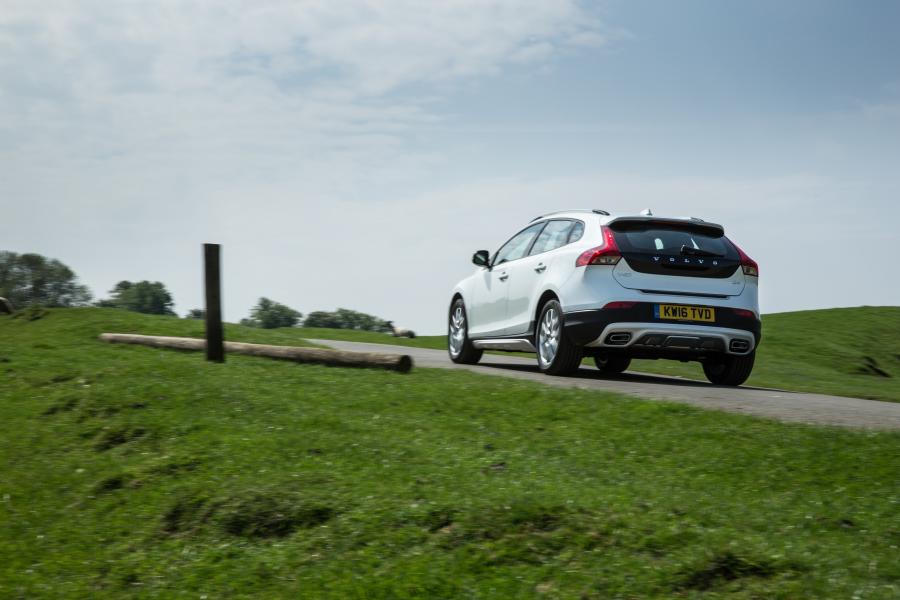  Volvo V40 D4 Cross Country 2016 года  (UK) (фото 10 из 30)